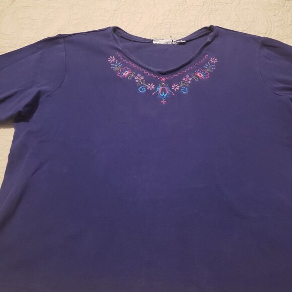 White Stag Embroidered VNeck T-Shirt - Picture 1 of 5